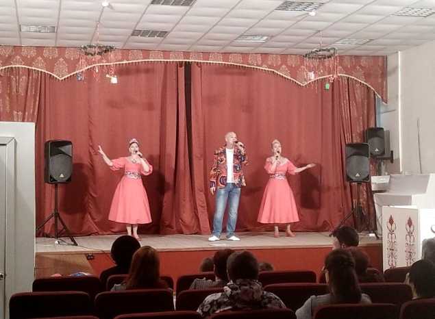 Ансамбль «Горница» выступил для эвакуированных граждан